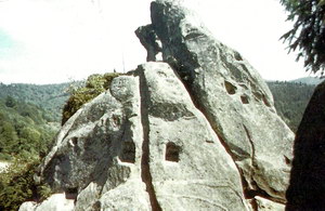 Мала Скеля. Вершина з вертикальними пазами та врубами. Вигляд зі заходу