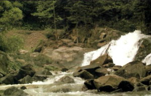 Водоспад на р. Кам'янка після дощів в кінці липня 2004 р.