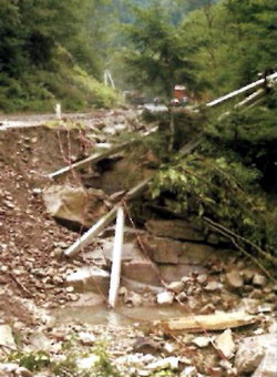 Зсув на дорозі до с.Кам'янка після дощів в кінці липня 2004 р.
